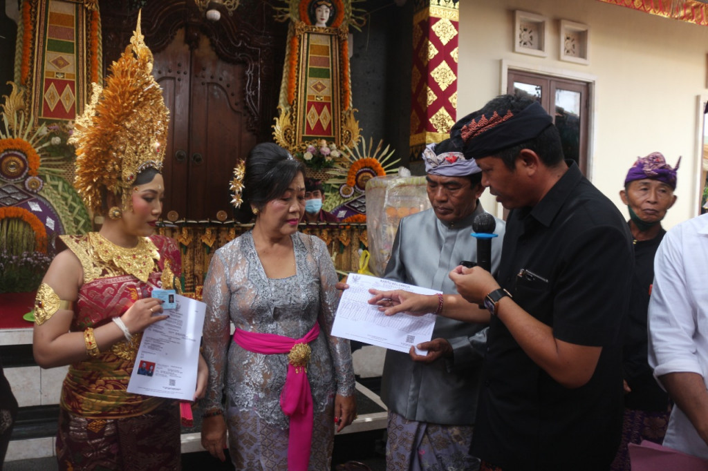 Implementasi Dalung Smartvillage serahkan KK Baru, Akta Perkawinan dan (KTP) Baru di Banjar Padang Bali, Dalung